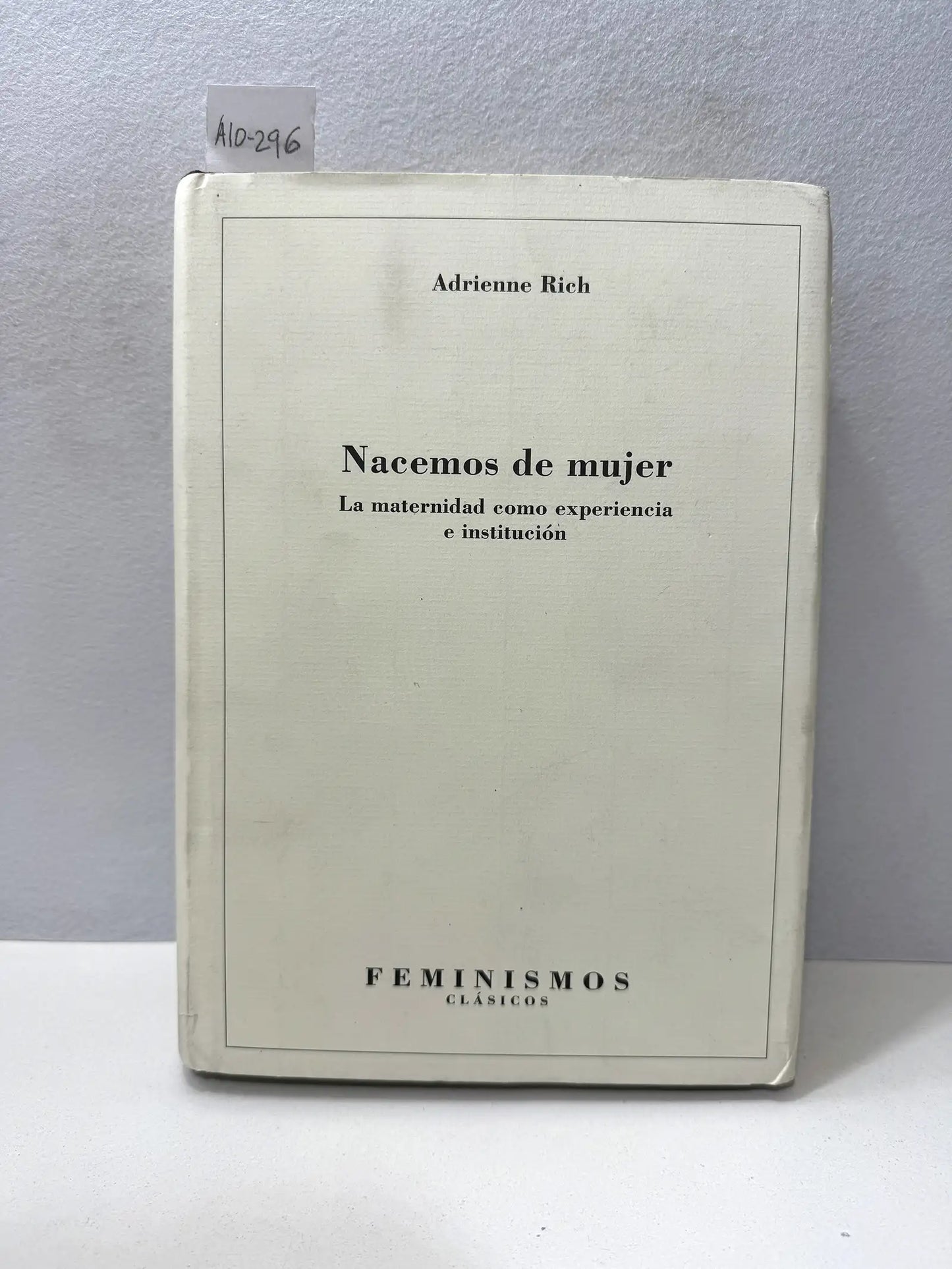Nacemos de mujer, La maternidad como experiencia e institución.