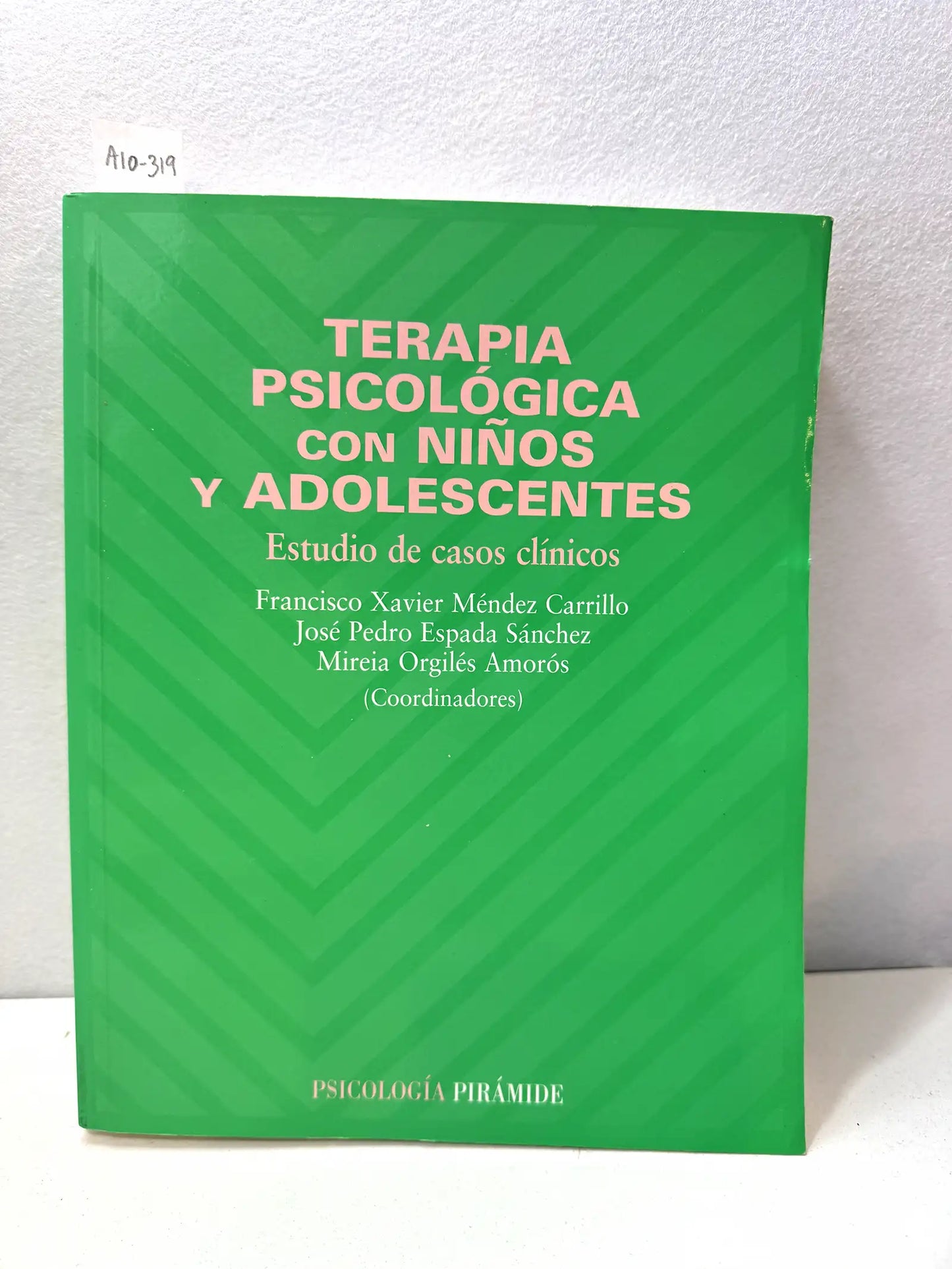 Terapia psicológica con niños y adolescentes. Estudio de casos clínicos.