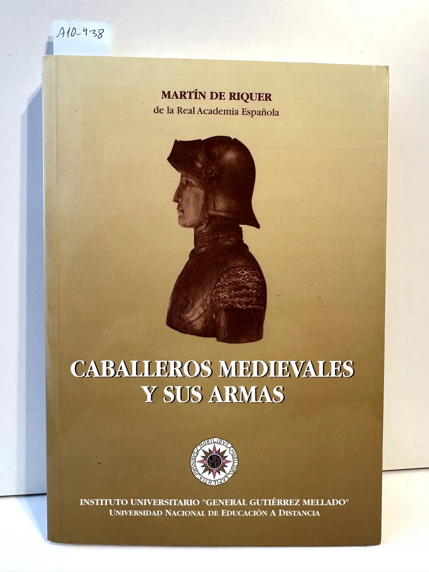 Caballeros medievales y sus armas.