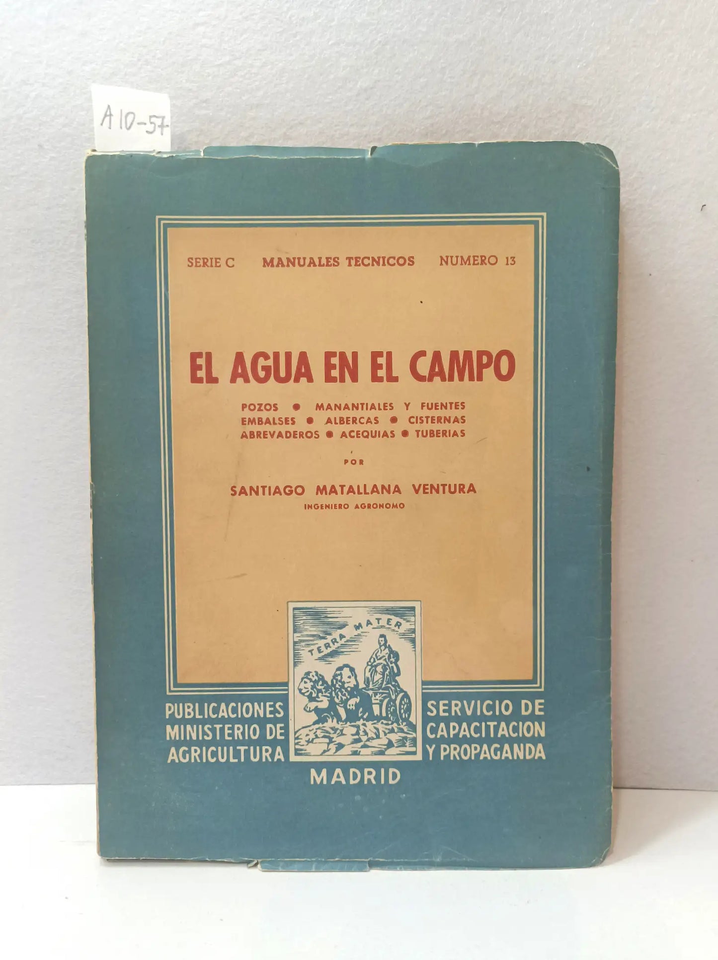 El agua en el campo. Pozos. Manantiales y fuentes. Embalses. Albercas. Cisternas. Abrevaderos. Acequias. Tuberías.