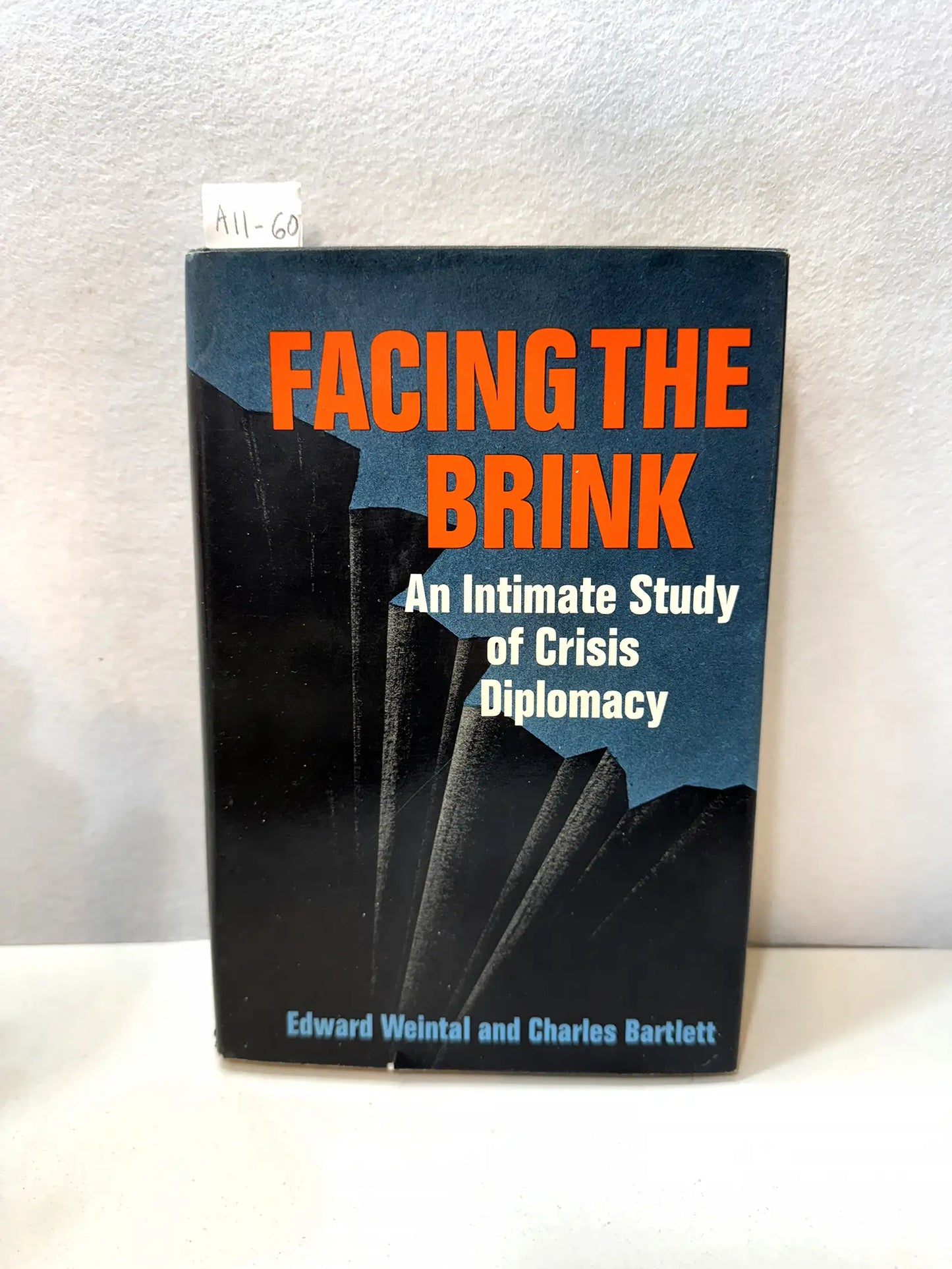 Facing the brink. An intimate study of crisis diplomacy.