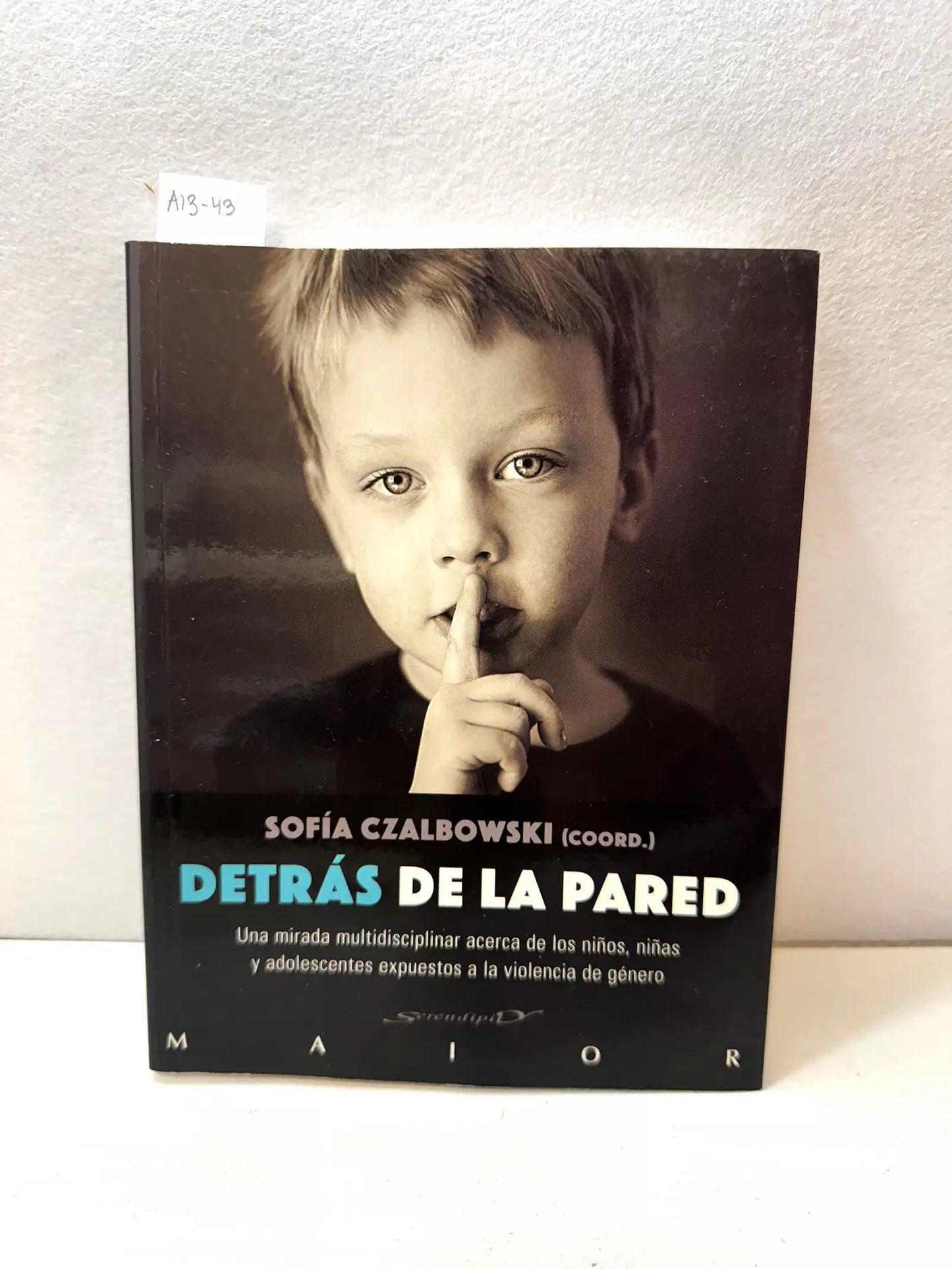 Detrás de la pared.
