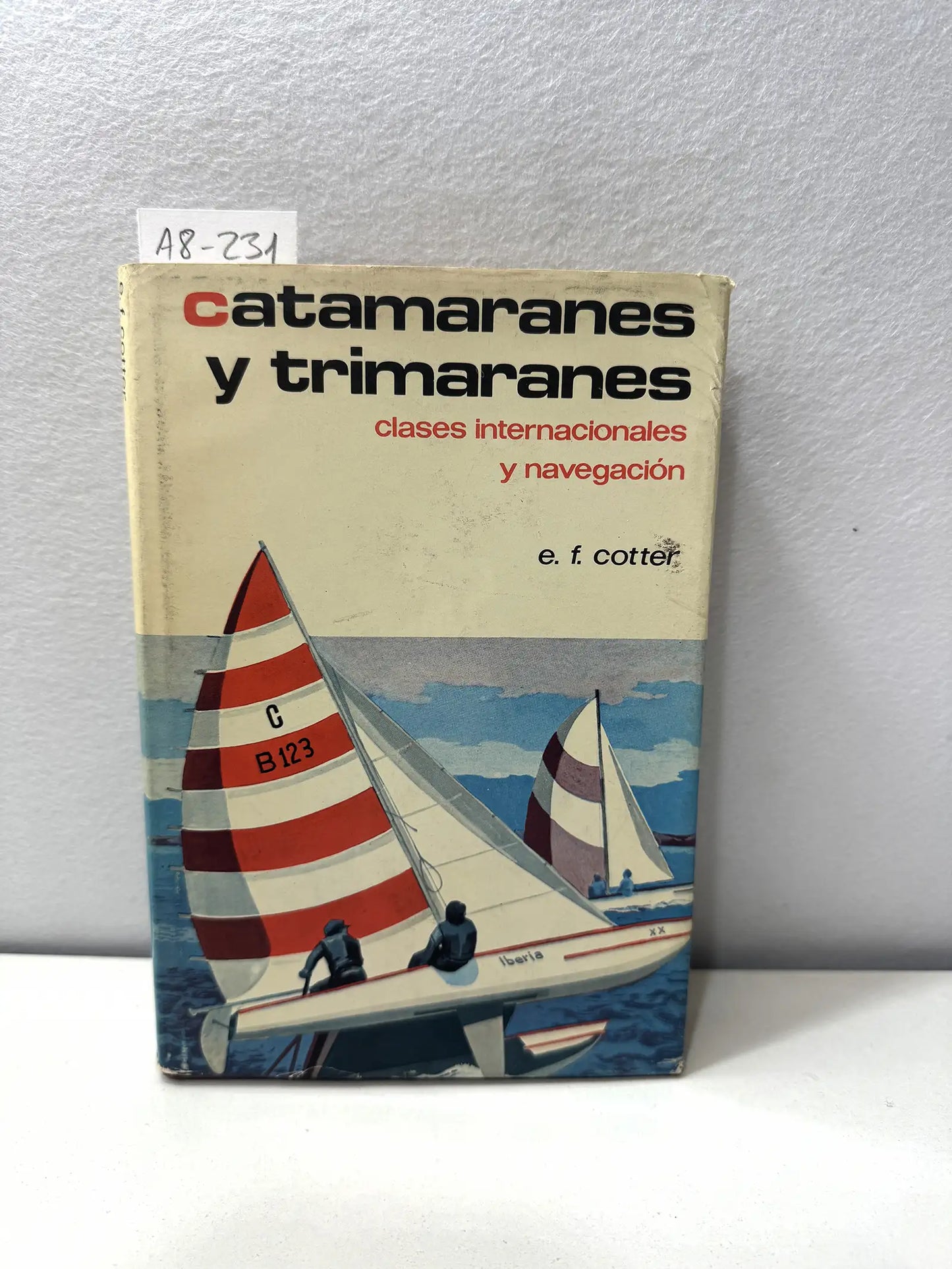 Catamaranes y trimanes. Clases internacionales y navegación.