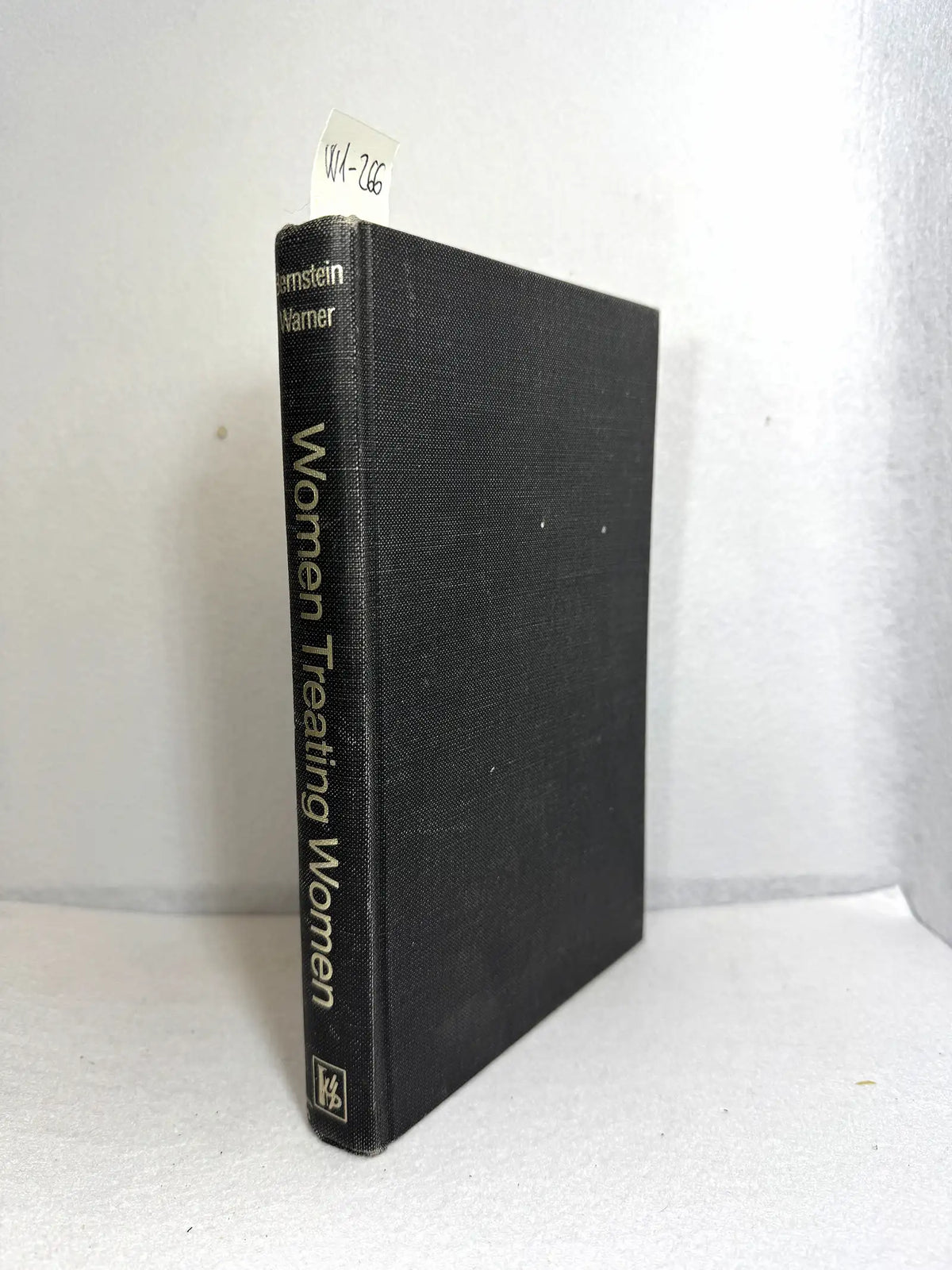 Women treating women. Case material from women treated by female psychoalalysts. — Bernstein, Anne and MARMAR WARNER, Gloria.