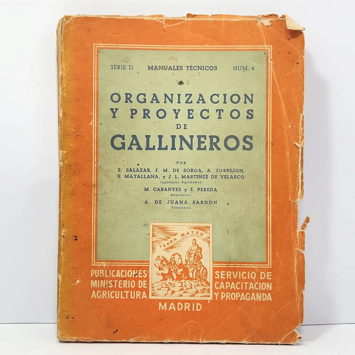Organización y proyectos de gallineros. — V.V. A.A.