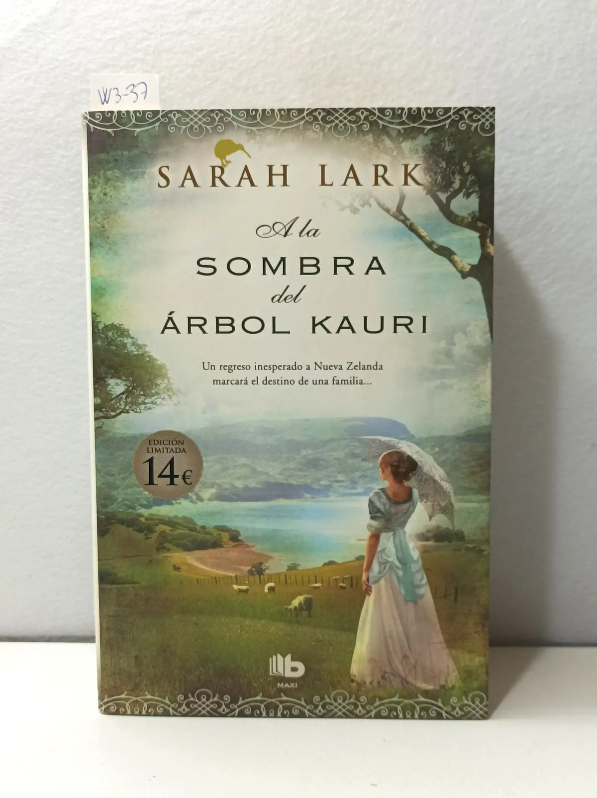 A la sombra del árbol kauri. — LARK, Sarah.