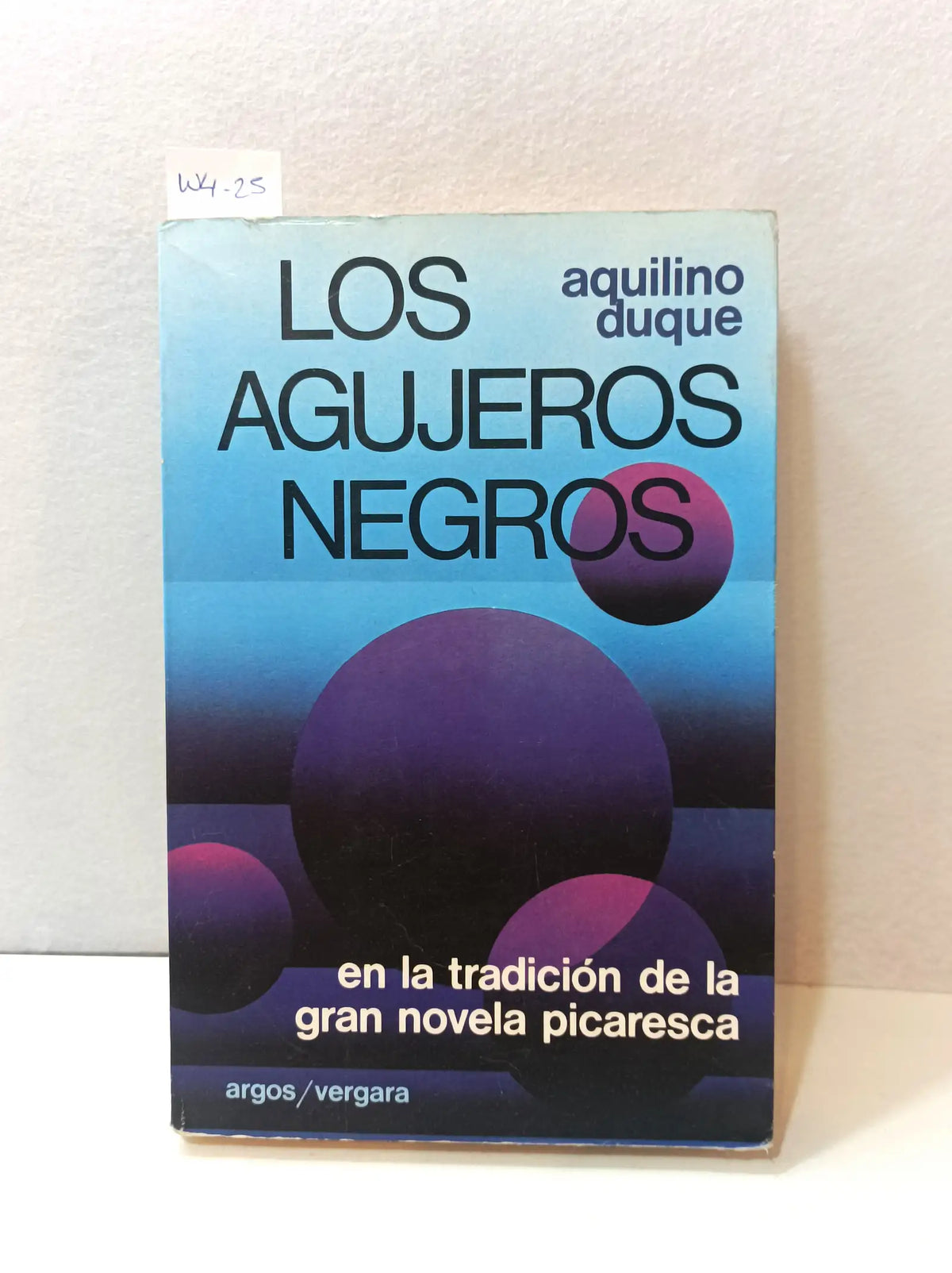 Los agujeros negros. — DUQUE, Aquilino.