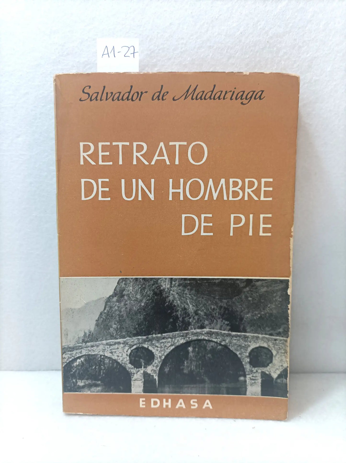Retrato de un hombre de pie.