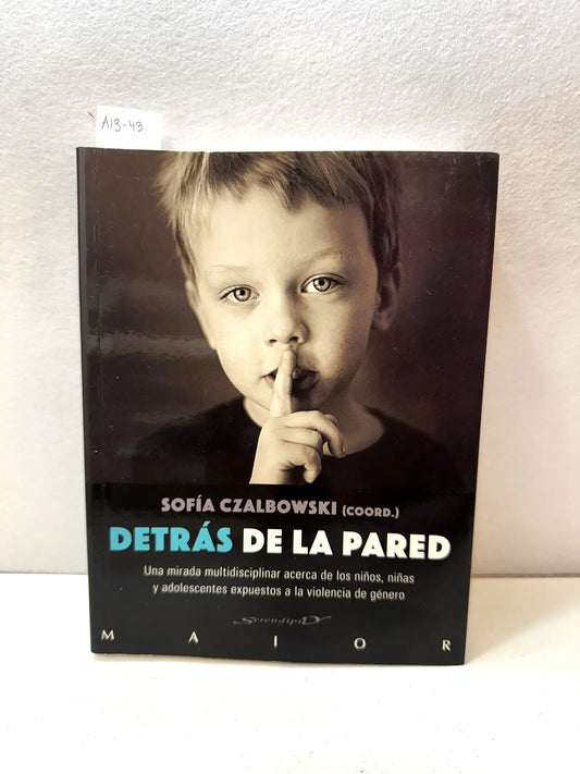 Detrás de la pared.