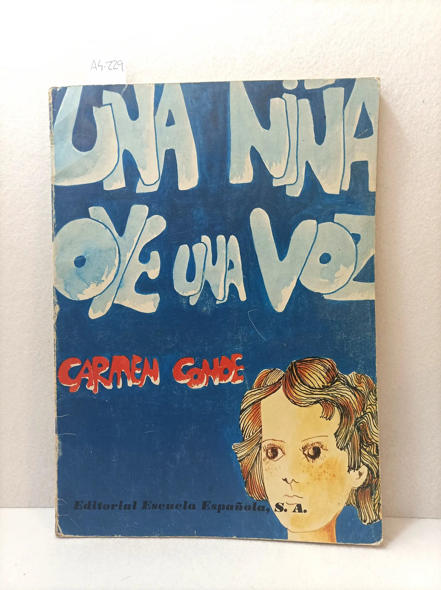 Una niña oye una voz.