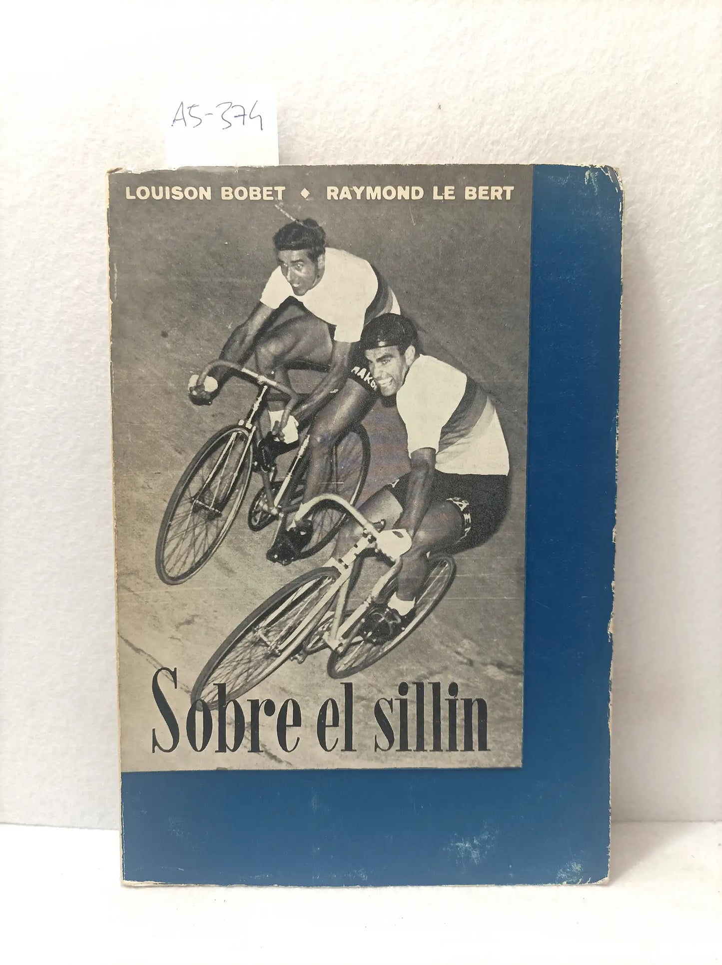 Sobre el sillín.