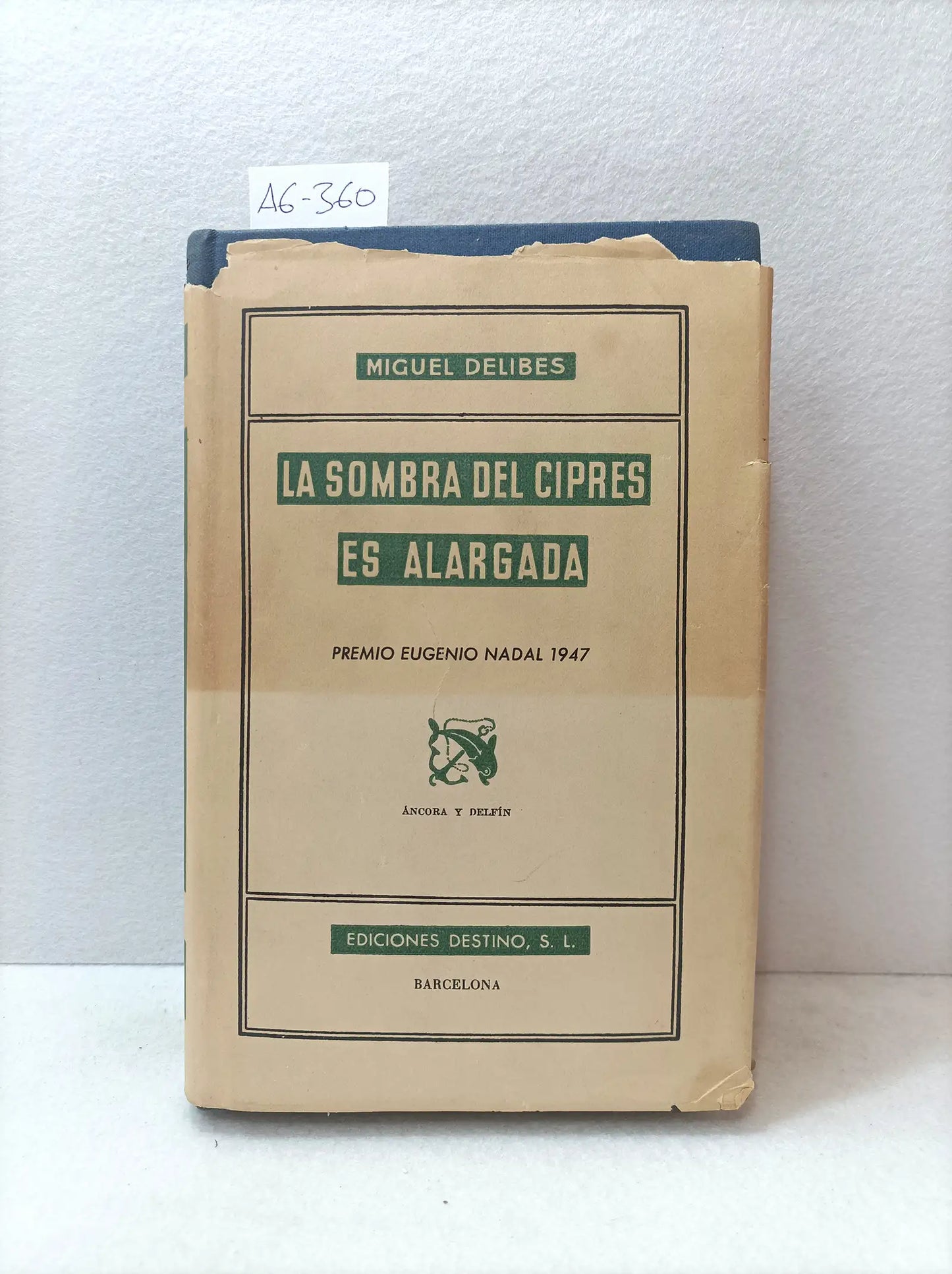 La sombras del ciprés es alargada.