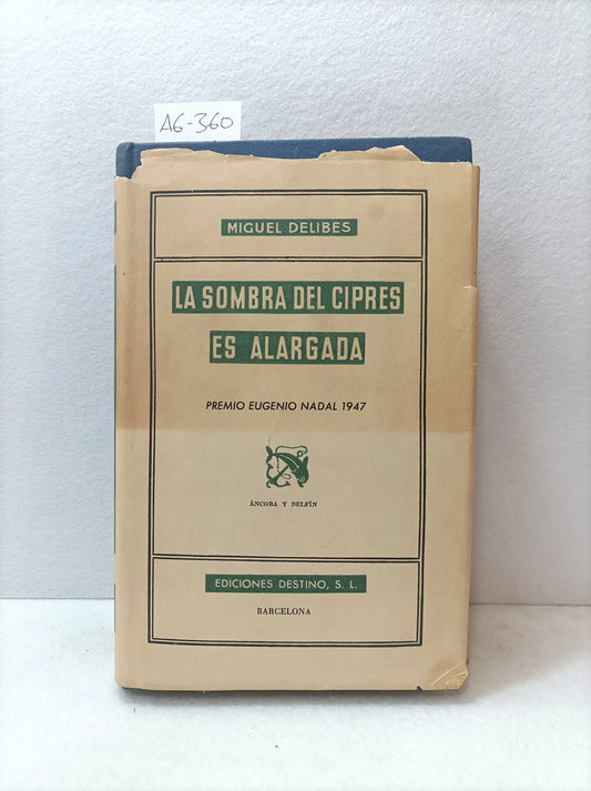 La sombras del ciprés es alargada.