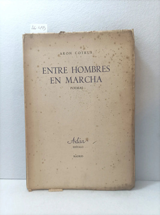 Entre hombres en marcha.
