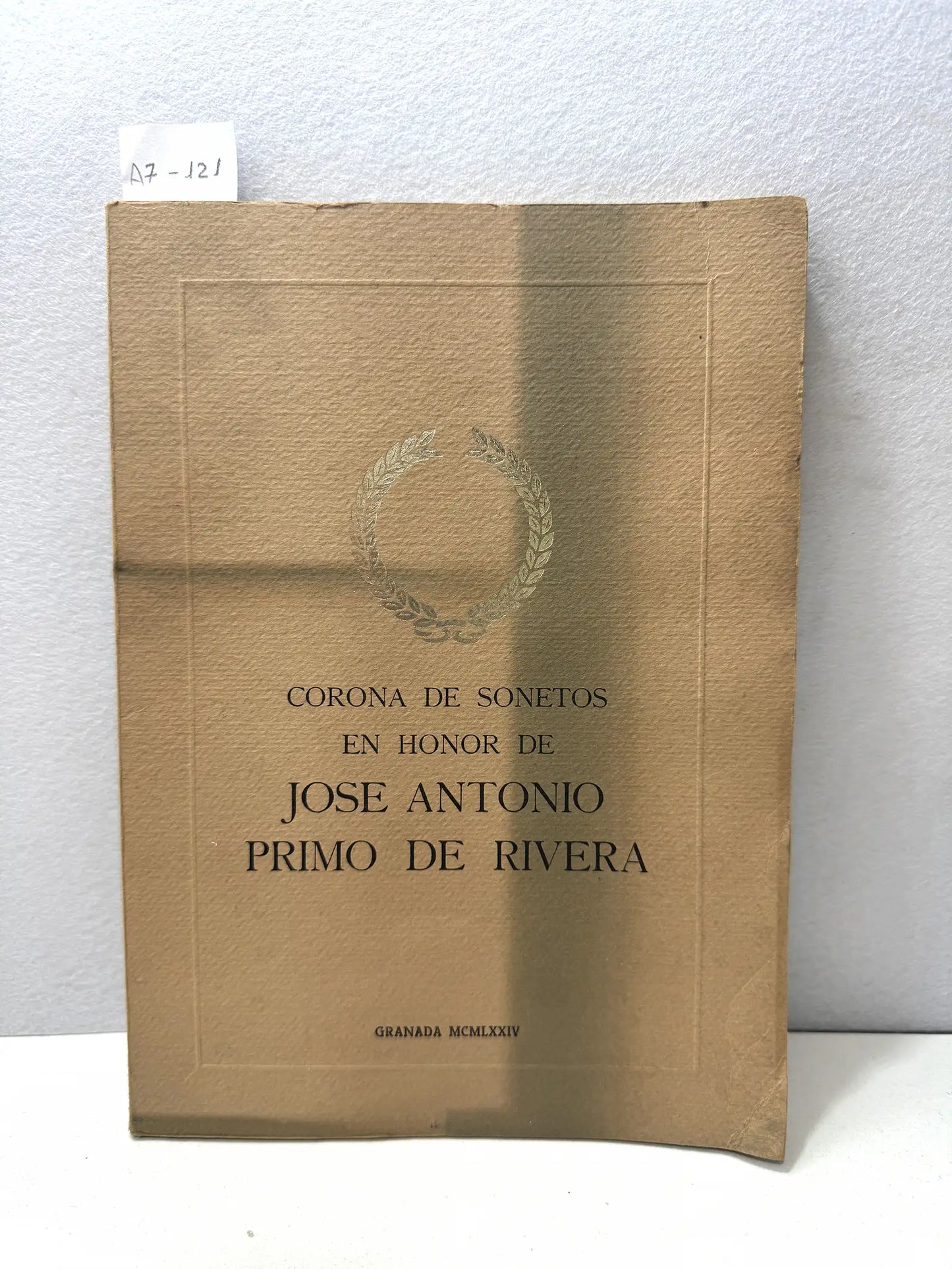 Corona de sometos en honor de José A. Primo de Rivera.