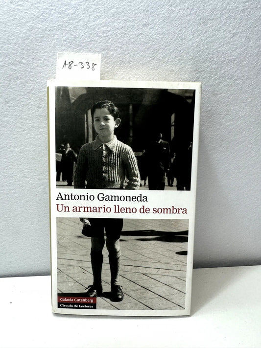 Un armario lleno de sombra.