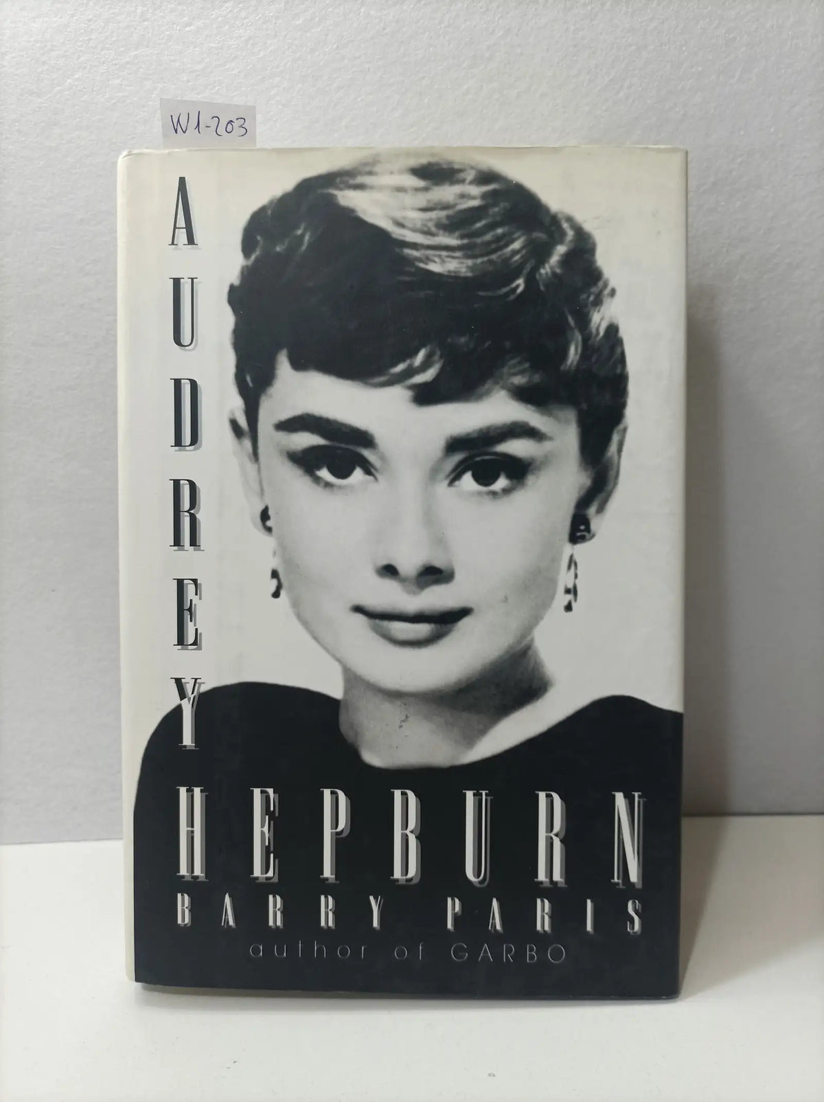 Audrey Hepburn. — PARIS, Barry.