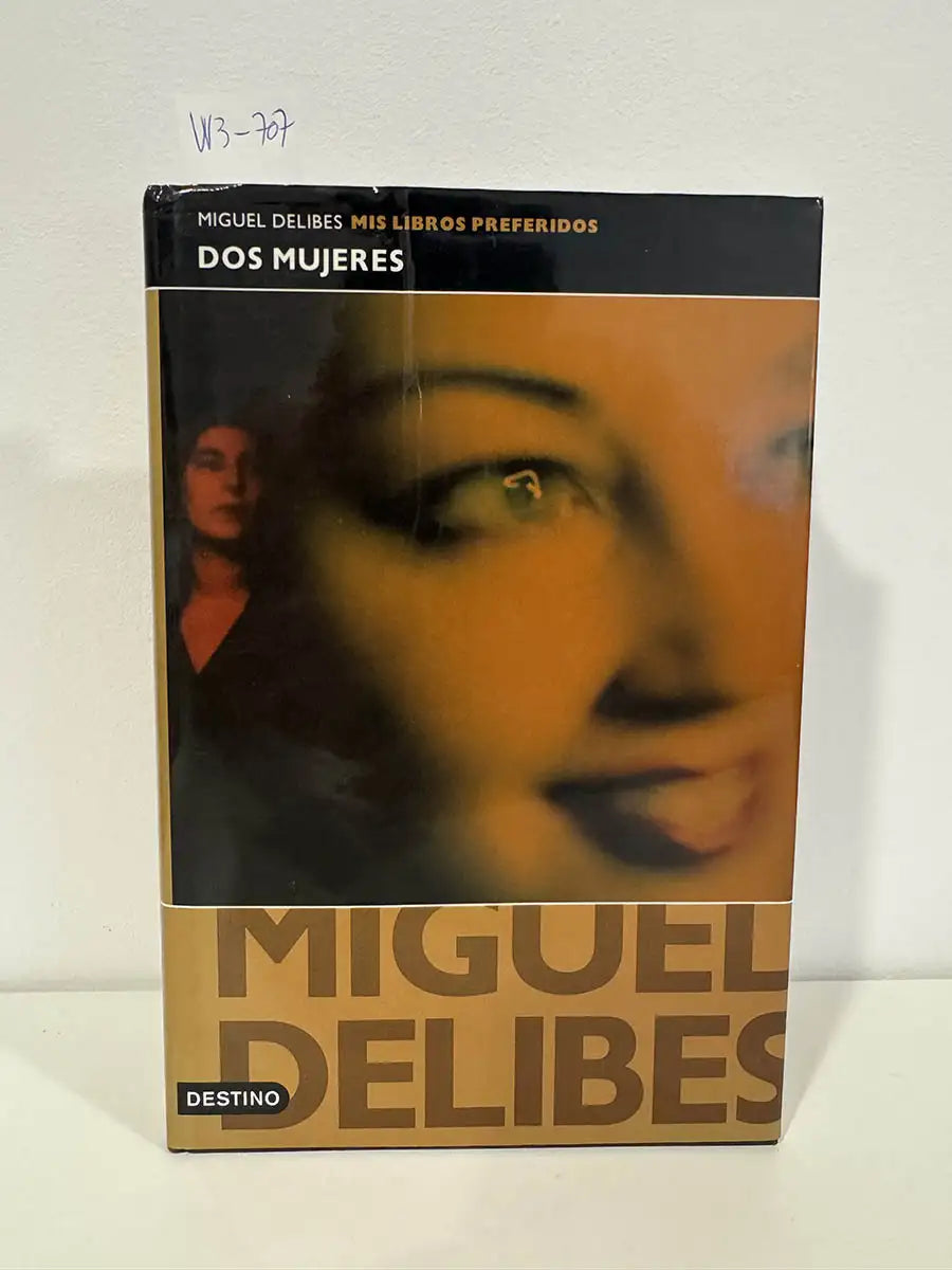 Dos mujeres: Cinco horas con Mario / Señora de rojo sobre fondo gris.